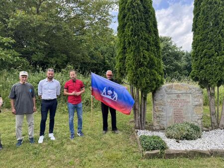 Pri spomeniku mladinskim delovnim brigadam v Čeljah 